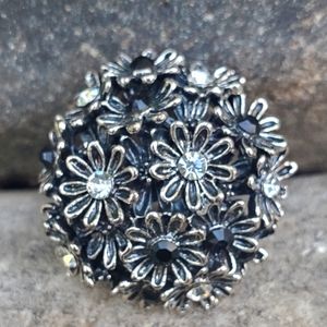 Beautiful Daisy Black and White Rhinestone Adjustable Statement Ring NWOT